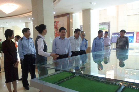 江西省地稅局副局長(zhǎng)王顯和蒞臨公司參觀指導(dǎo)