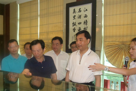 江西省委常委、紀委書記周澤民一行蒞臨四特酒公司參觀考察