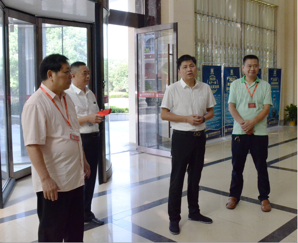 樟樹市人大常委會副主任、市總工會黨組書記、總工會主席周新根等市領導一行至我司慰問困難職工